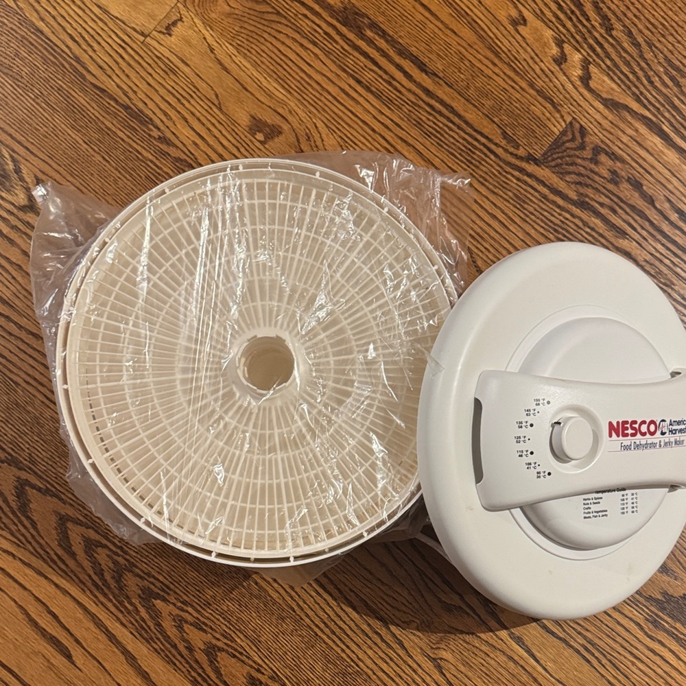 Nesco White Dehydrator & Jerky Maker - Picture 6 of 9